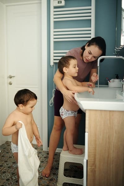  algunos consejos prácticos para garantizar la seguridad de tus hijos en la ducha.